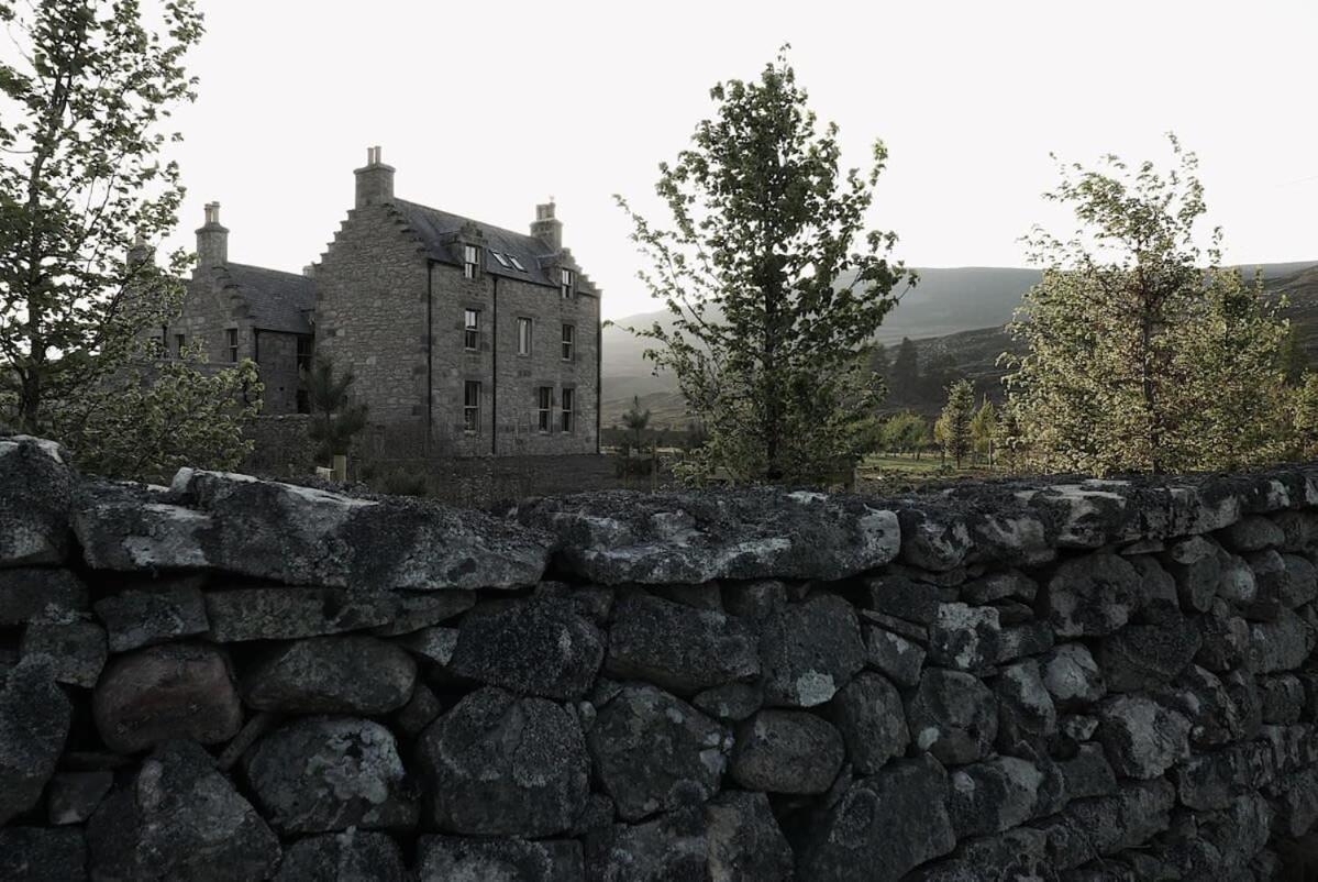 Huswell - Gairnshiel Lodge - Unique & Exclusive Lodge Next To The Castle Ballater Exterior photo