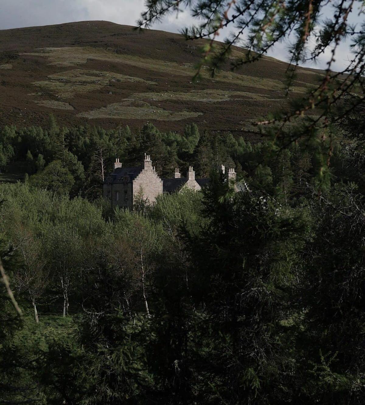 Huswell - Gairnshiel Lodge - Unique & Exclusive Lodge Next To The Castle Ballater Exterior photo